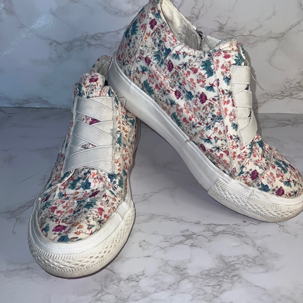 Super adorable Blowfish, raw hem high top, zip side floral print Tennies, Size 4 - Picture 1 of 9